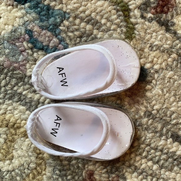 AMERICAN GIRL DOLL!! INCLUDES HANDMADE SWIMSUIT, SHOES, AND GOGGLES!! $49 - Picture 3 of 6